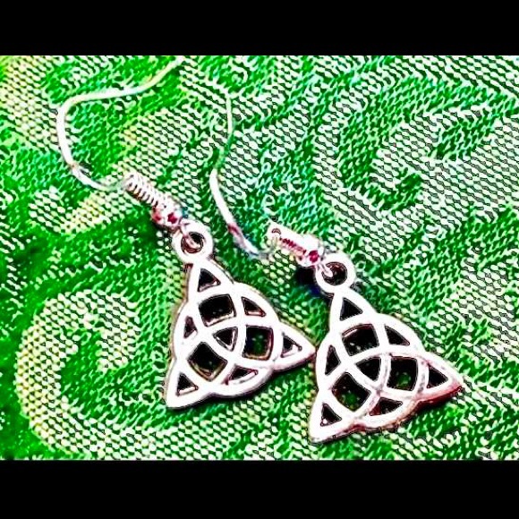 Celtic Triquetra Trinity Knot Triangle 3 Point Knotwork Silver Tone Earrings - Picture 1 of 4